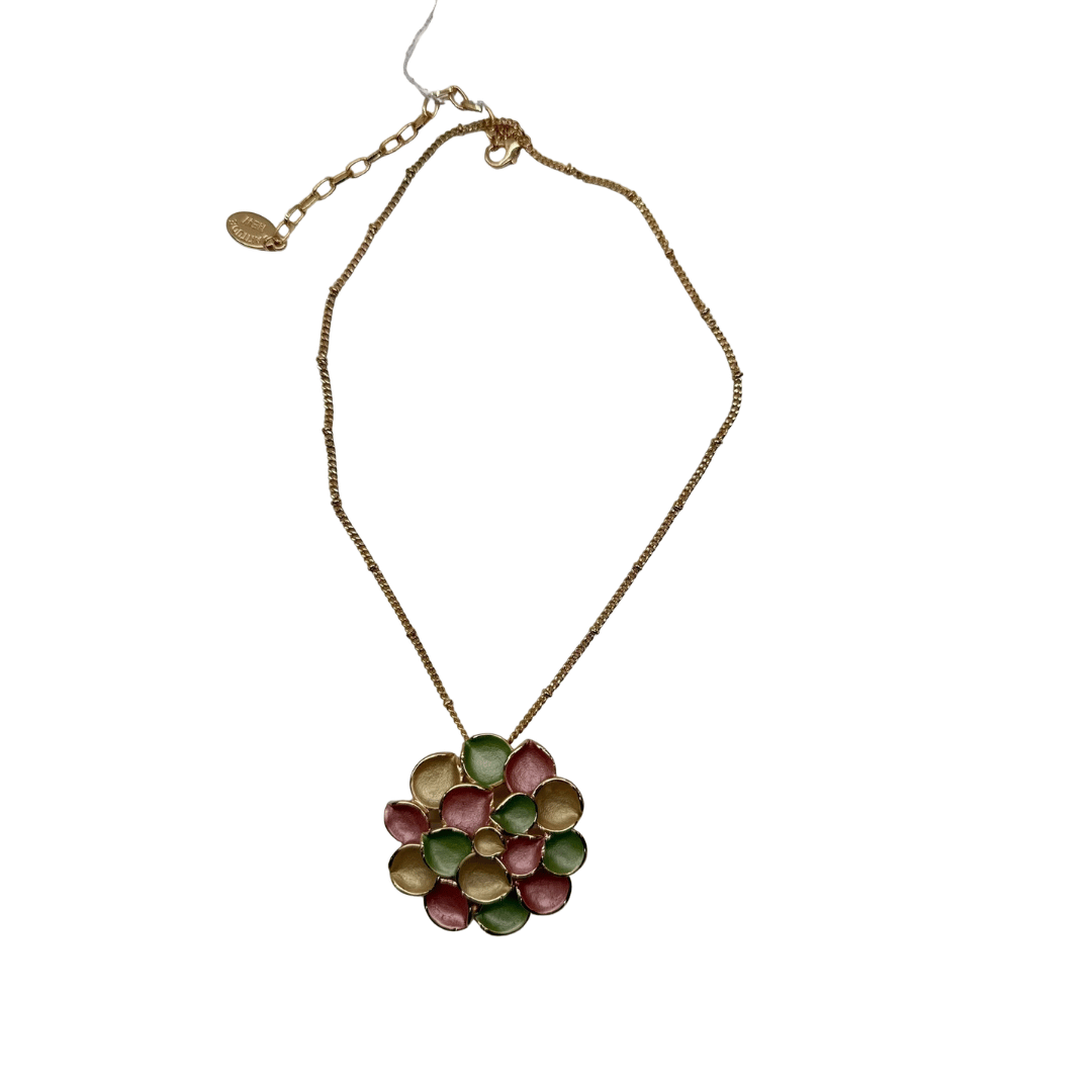 Collana con decorazione petali beige, verde,rosa dipinta a mano. Design italiano.