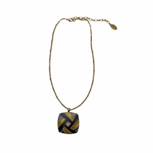 Collana con decorazione geometrica dorata, blu,gialla. dipinta a mano. Design italiano.