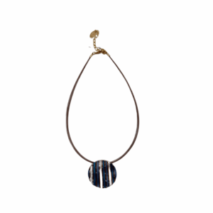 Collana con decorazione astratta lineare blu,verde petrolio e perlato. dipinta a mano. Design italiano.