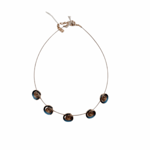 Collana con decorazione aspirali blu,rosa gold e perlato. dipinta a mano. Design italiano.