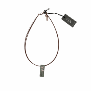 Collana con decorazione fiori verde acqua e rosa. dipinta a mano. Design italiano.