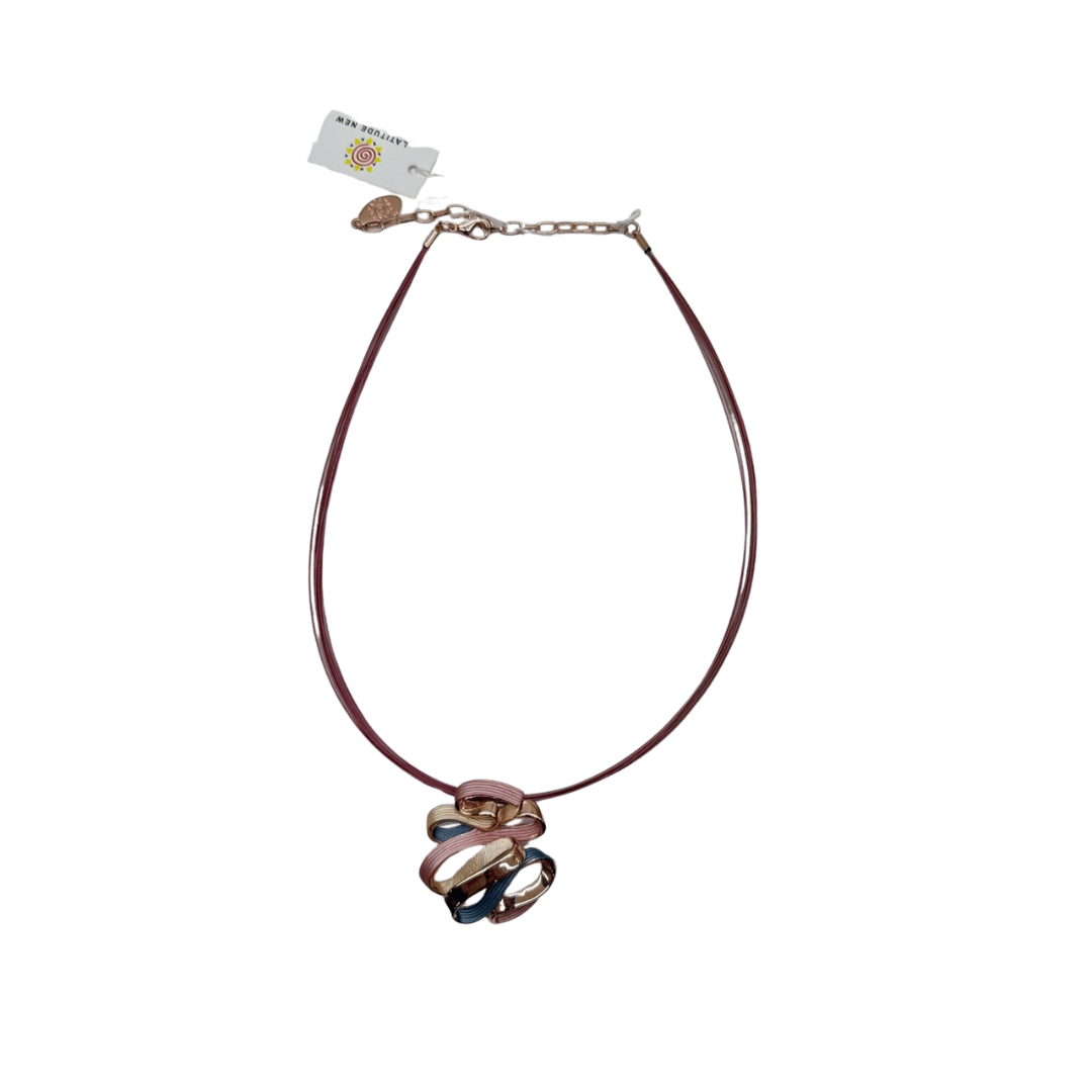 Collana con decorazione aspirale argento,rosa verde e perlato. dipinta a mano. Design italiano.