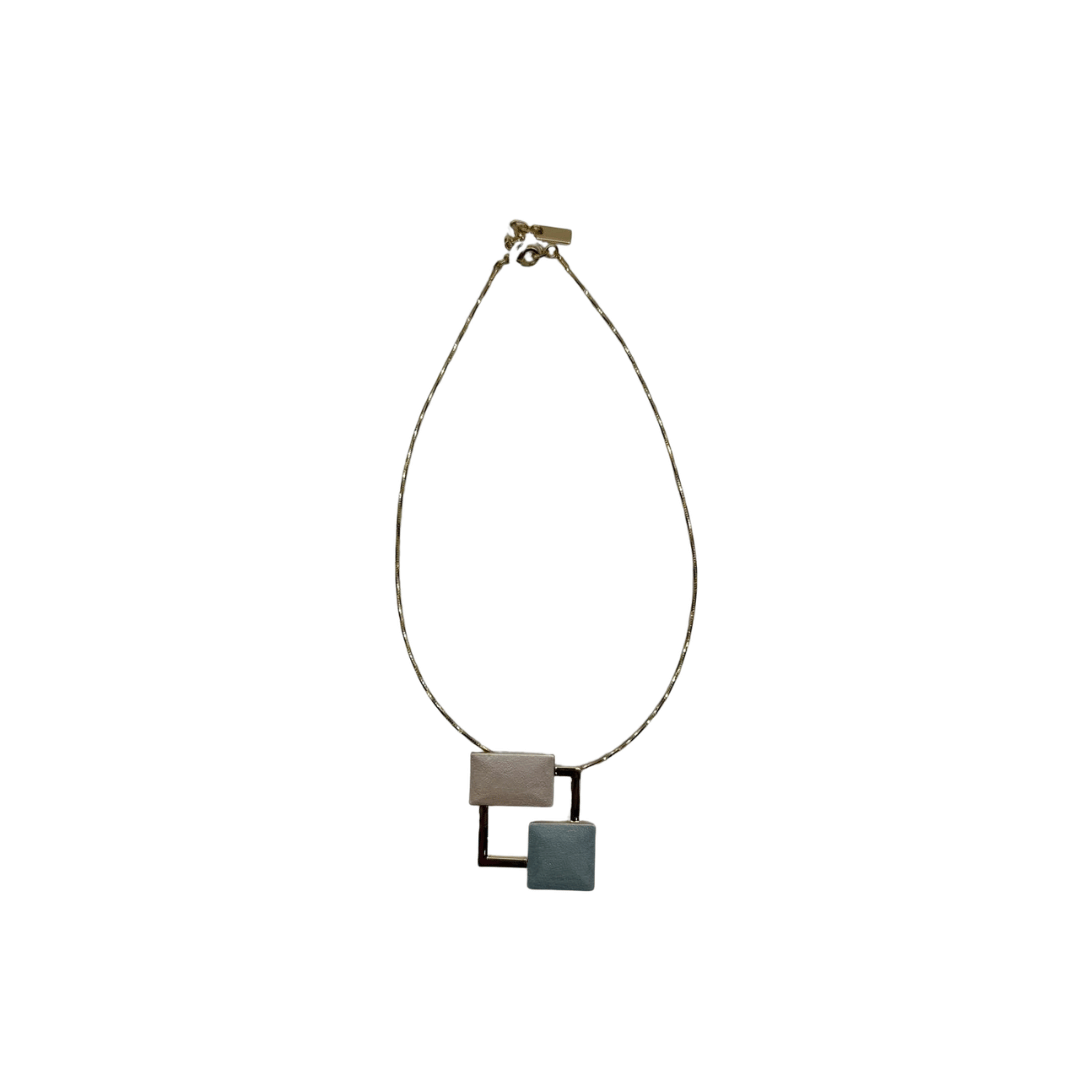 Collana con decorazione geometrica perlato, verde e dorato. dipinta a mano. Design italiano.