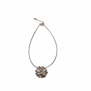 Collana con decorazione astratta cerchi celeste panna, lilla. dipinta a mano. Design italiano.