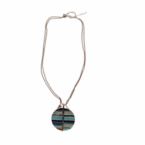 Collana regolabile con decorazione rigate blu, celeste e verdino. dipinta a mano. Design italiano.