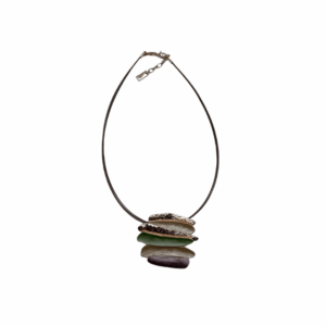 Collana con decorazione astratta verde, rosa gold, panna, lilla. dipinta a mano. Design italiano.