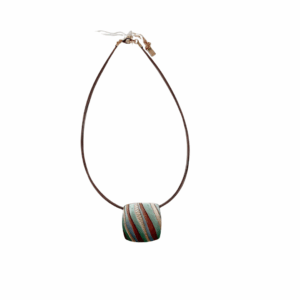 Collana con decorazione geometrica ramato, verde e celeste, panna. dipinta a mano. Design italiano.