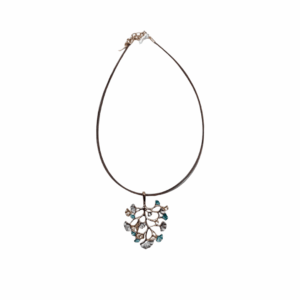 Collana con decorazione ramo celestino perlato e panna. dipinta a mano. Design italiano.