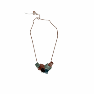 Collana con decorazione geometrica rosa gold, verde e celeste rosa. dipinta a mano. Design italiano.