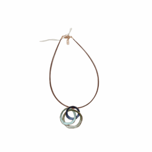 Collana con decorazione cerchi verdino,blu e celeste. dipinta a mano. Design italiano.